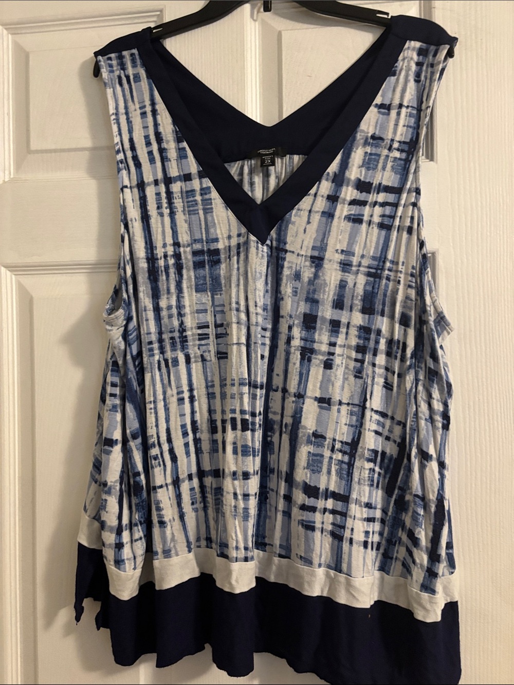 Simply Vera Vera Wang Navy and White V-Neck Printed Tank